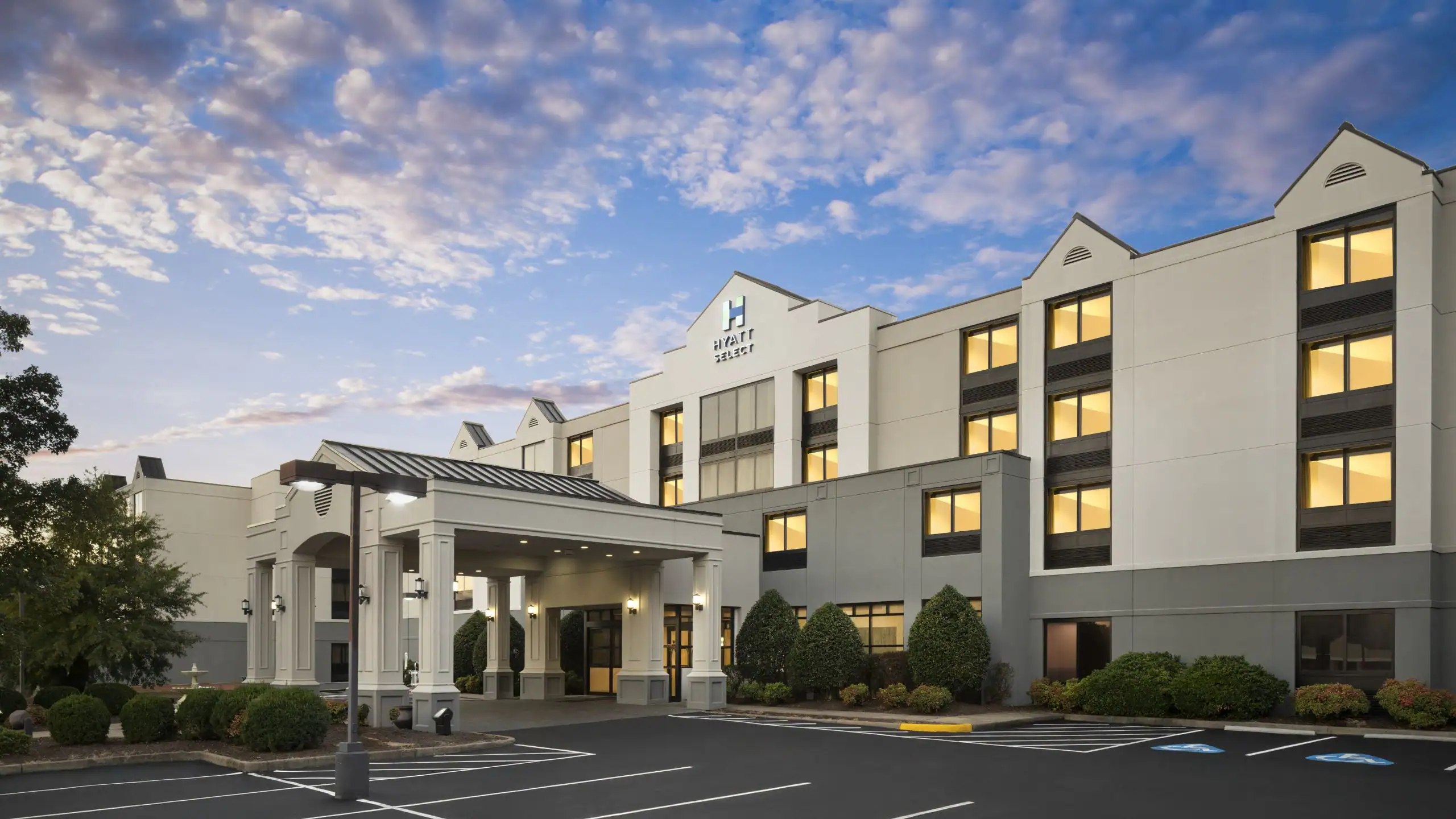 An I44 Hotels property at dusk along Interstate 44