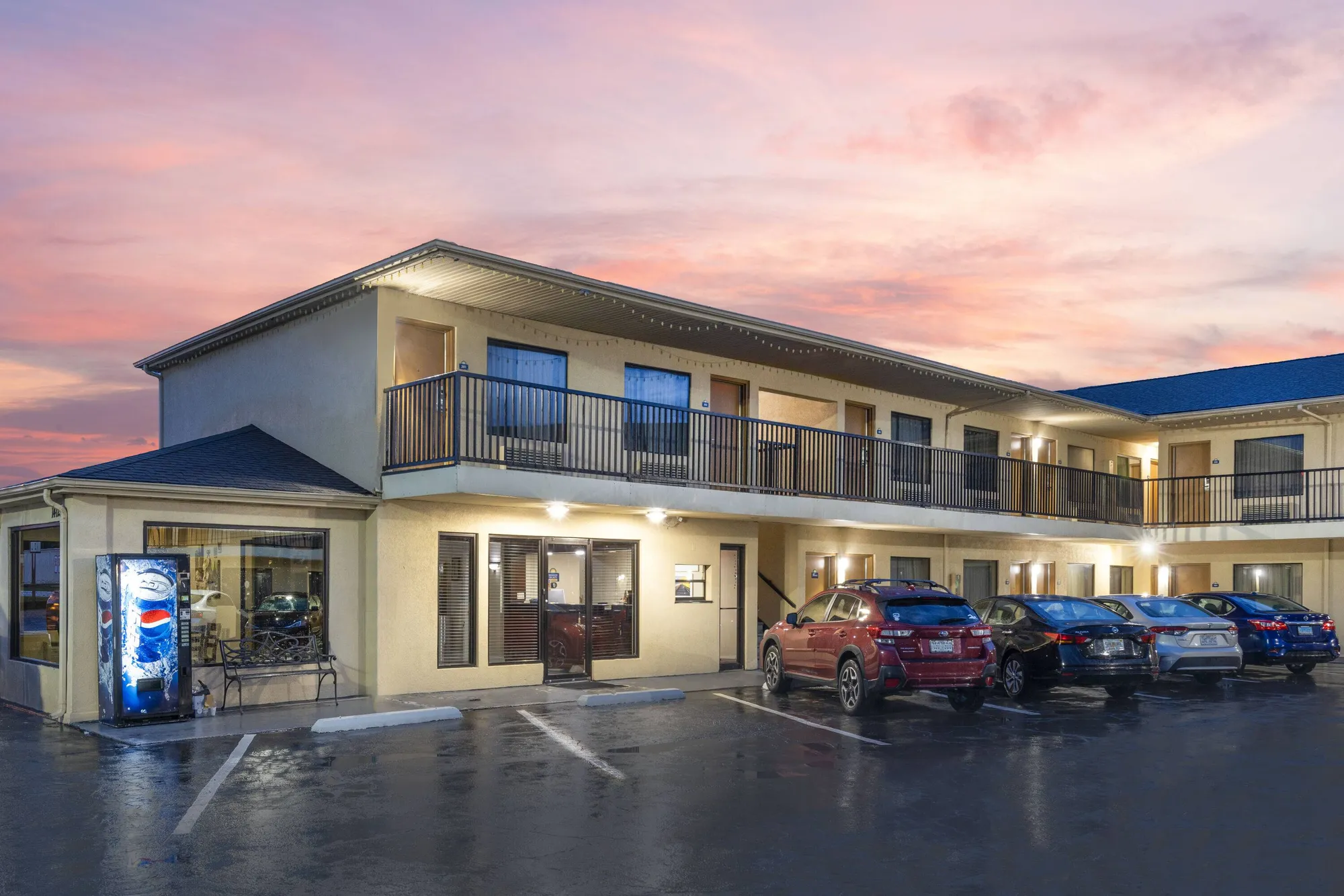 Days Inn by Wyndham St. Robert exterior at dusk